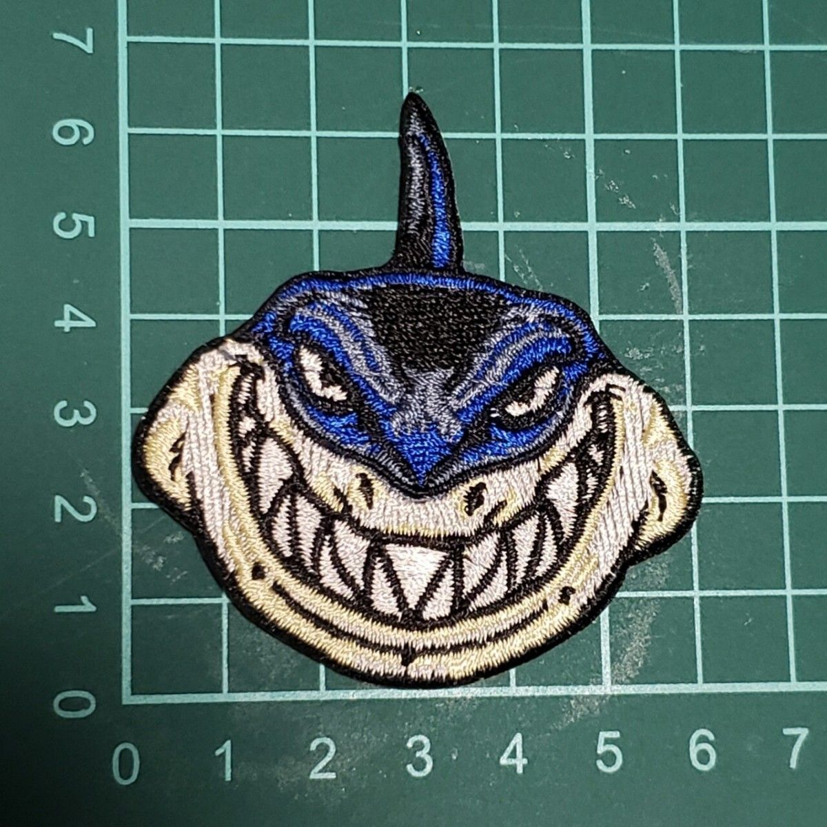 W-5【 アイロンワッペン 】 刺繍ワッペン アップリケ リメイク 鮫 サメ シャーク SHARK 悪 wild ワイルド