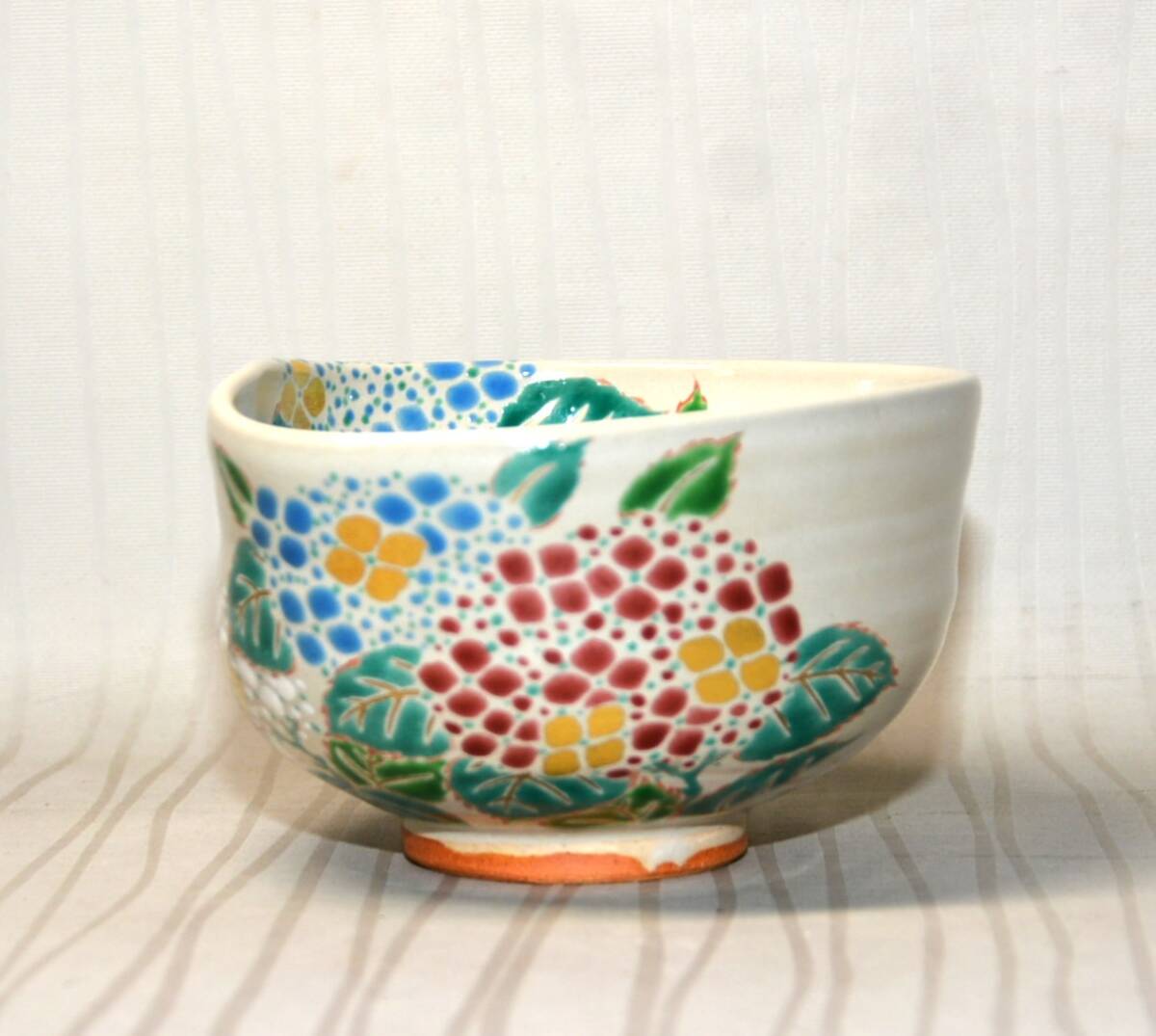 60◆初荷です ◆茶道具 京焼 中村良二 灰釉紫陽花絵茶碗 ◆共箱 共布 しおり付 未使用美品 師は中村翠嵐_画像2