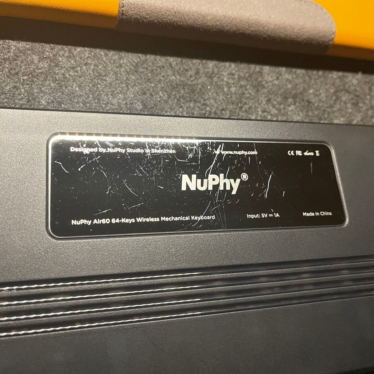 nuphy air60 初代　赤軸　（ケースと黒キーキャップ付き）