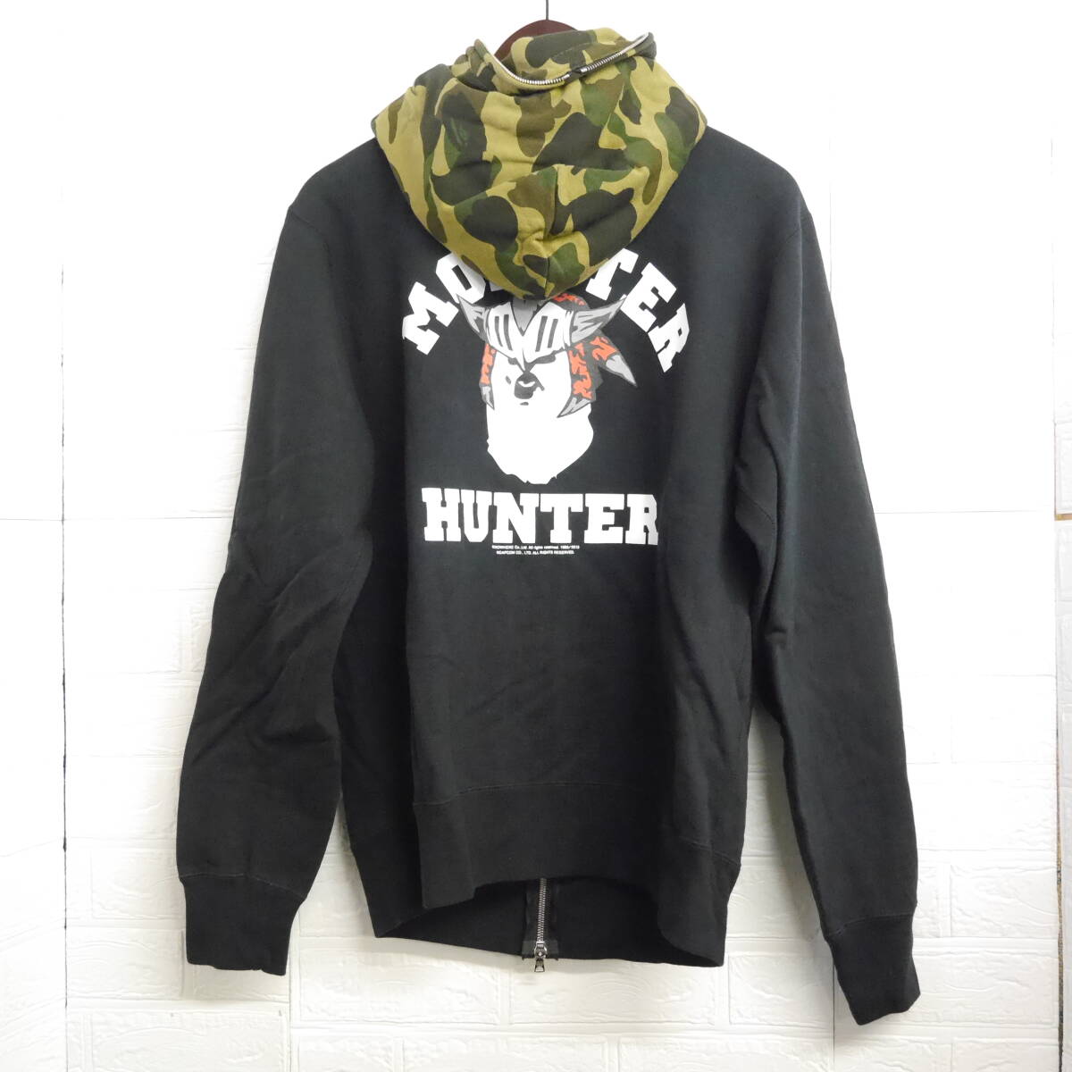 F44 □ A BATHING APE World Gone Mad 1993 to 2093 □ ア ベイシング エイプ x Monster Hunter　パーカー黒系　中古　サイズＸＬ_画像2