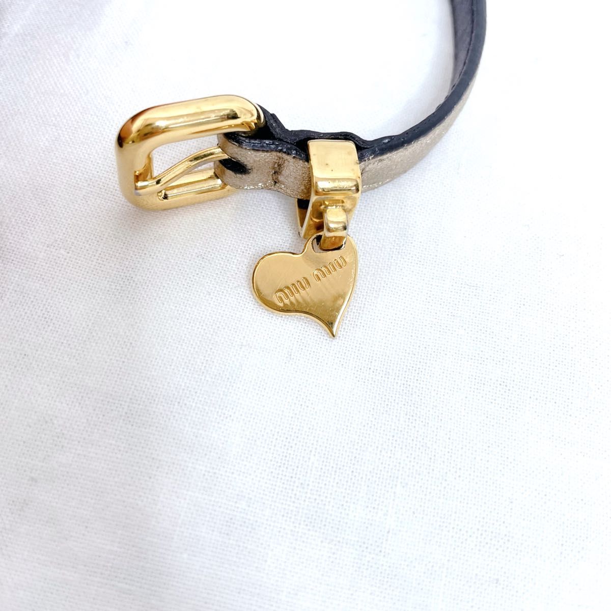 MIUMIU ゴールド レザー ブレスレット ハートチャーム付き miumiu ミュウミュウ ハートチャーム ブレスレット ゴールド
