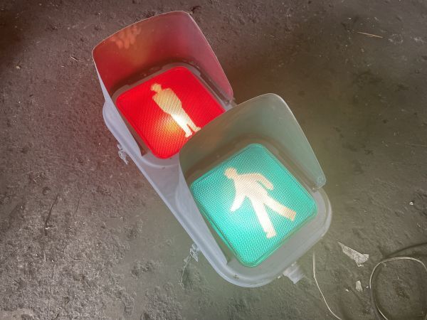 Yahoo!オークション - 【11】歩行者用 信号機 本物 小糸製作所 Yahoo!オークション - 【11】歩行者用 信号機 本物 小糸製作所