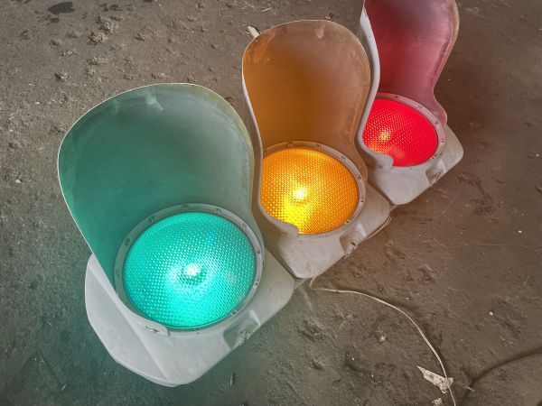 Yahoo!オークション - 【17】信号機 本物 平成10年製 小糸工業 Yahoo!オークション - 【17】信号機 本物 平成10年製 小糸工業