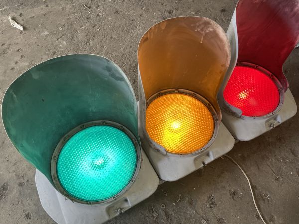 Yahoo!オークション - 【18】信号機 本物 平成10年製 小糸工業 Yahoo!オークション - 【18】信号機 本物 平成10年製 小糸工業