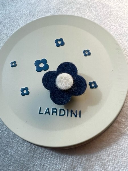 新品◆LARDINI◆紺×白フェルト製ブートニエール◆ネイビー×ホワイト◆ジャケット ジレ ベスト用◆ラペルピン◆ブローチ◆ラルディーニの画像3