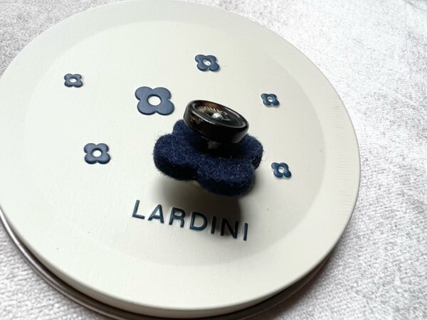 新品◆LARDINI◆紺×白フェルト製ブートニエール◆ネイビー×ホワイト◆ジャケット ジレ ベスト用◆ラペルピン◆ブローチ◆ラルディーニの画像10