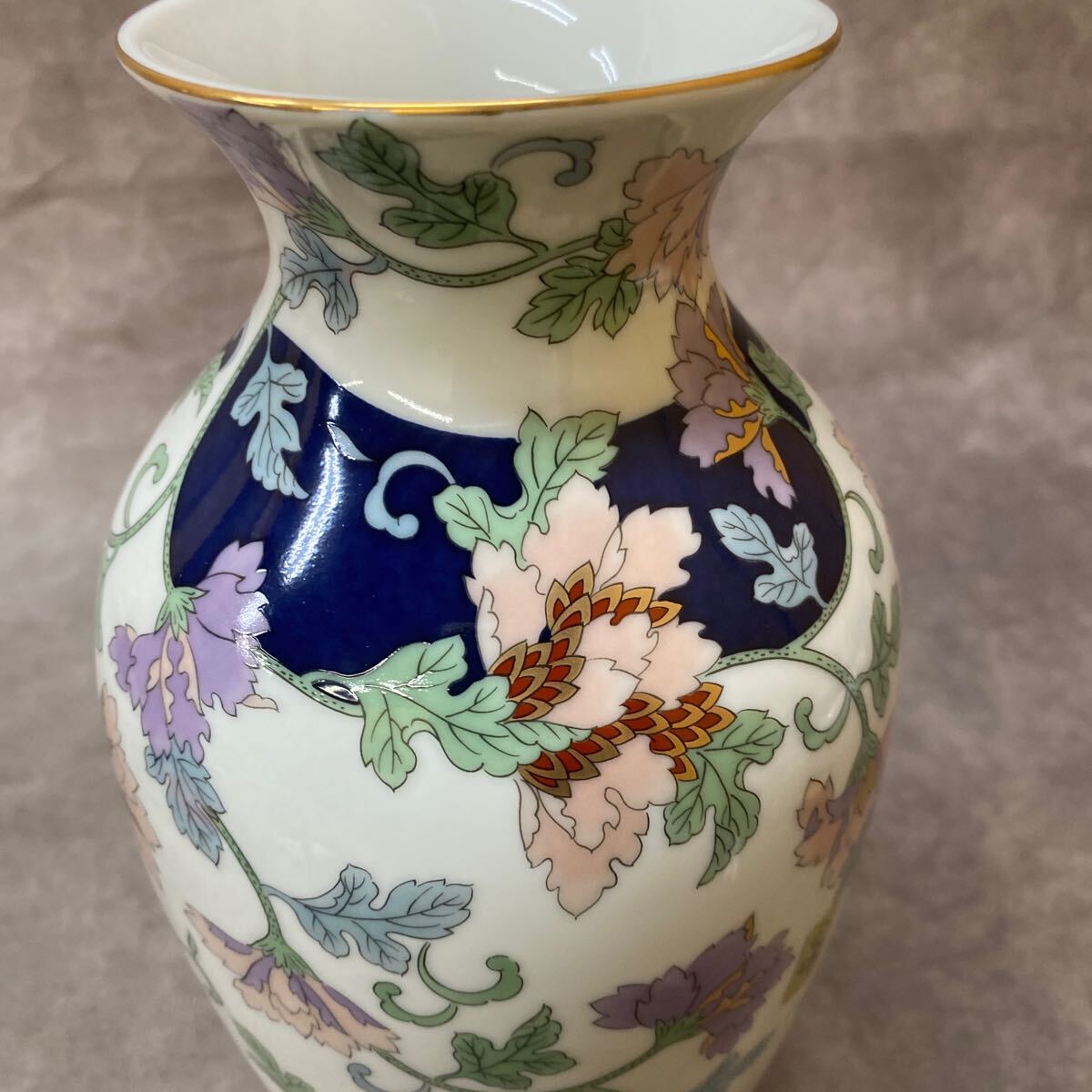 美品 YAMAJI JAPAN 花器 台座付 立札付 高さ約花瓶 正峰窯 花びん オブジェ 正峯窯 牡丹唐草 色絵 金彩 陶器 インテリア 飾り_画像10