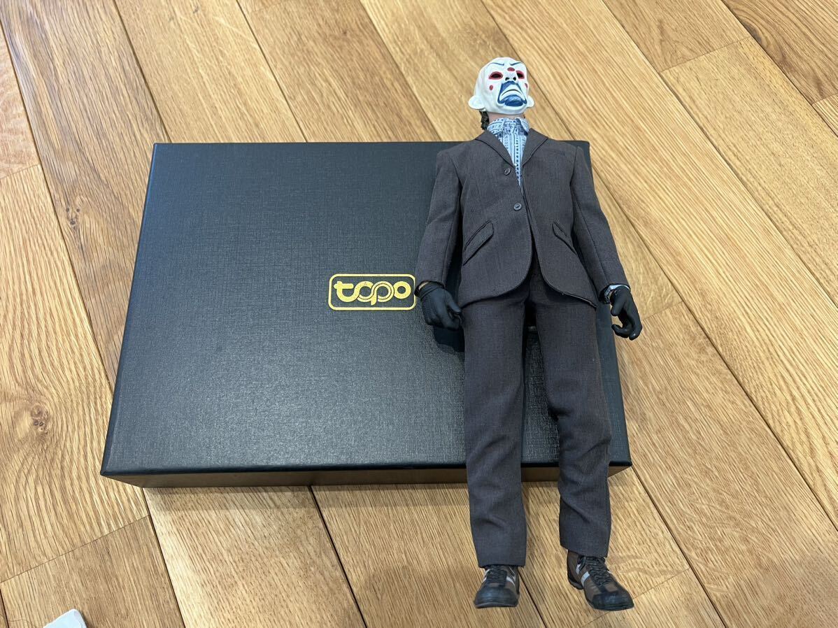 ダークナイト ジョーカー 銀行強盗 TOPO TP003 Scale Bank Robber suit set　素体 + ホットトイズ製マスク付 ※シューズはホットトイズ製_画像1