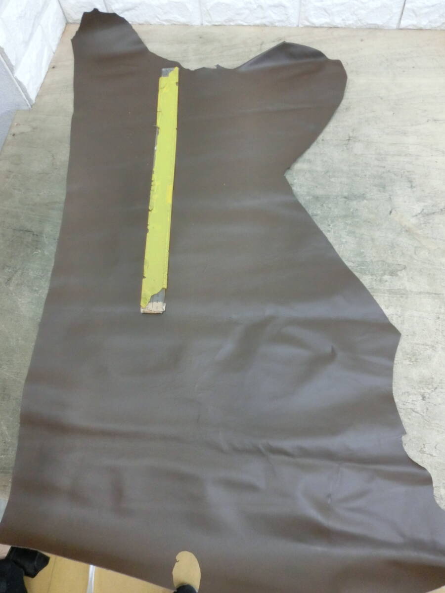 N50 茶オーク系 馬革 ラッカー仕上げ  0,7~0,8ミリ 最長部約96×57㎝ 裏革 革小物レザークラフト材料 靴材料 修理 リペア材料の画像2