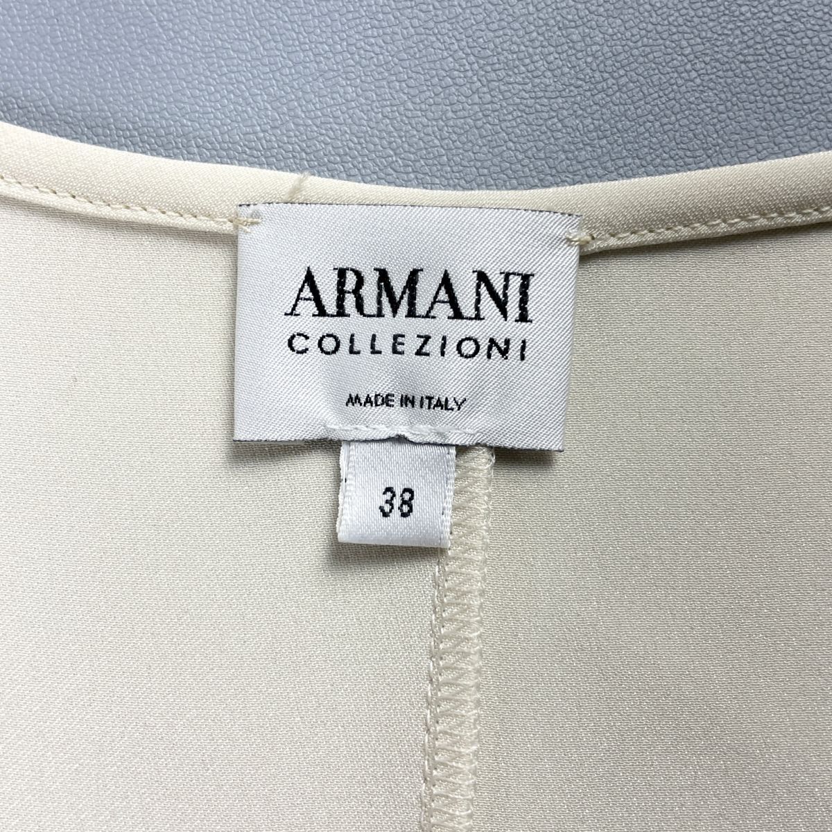 美品 ARMANI COLLEZIONI アルマーニコレツォーニ シルク混 Vネックノースリーブカットソー トップス レディース ベージュ サイズ38*MC1844の画像5