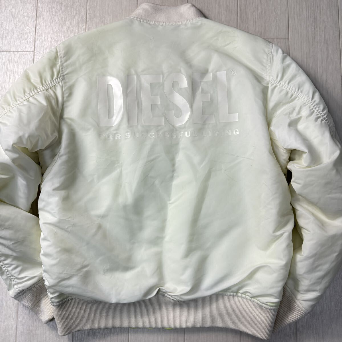 美品/M相当★ディーゼル/DIESEL デカロゴ バックプリント リバーシブル フライトジャケット MA-1 中綿 ダメージ加工 バイカラー メンズ 白_画像2