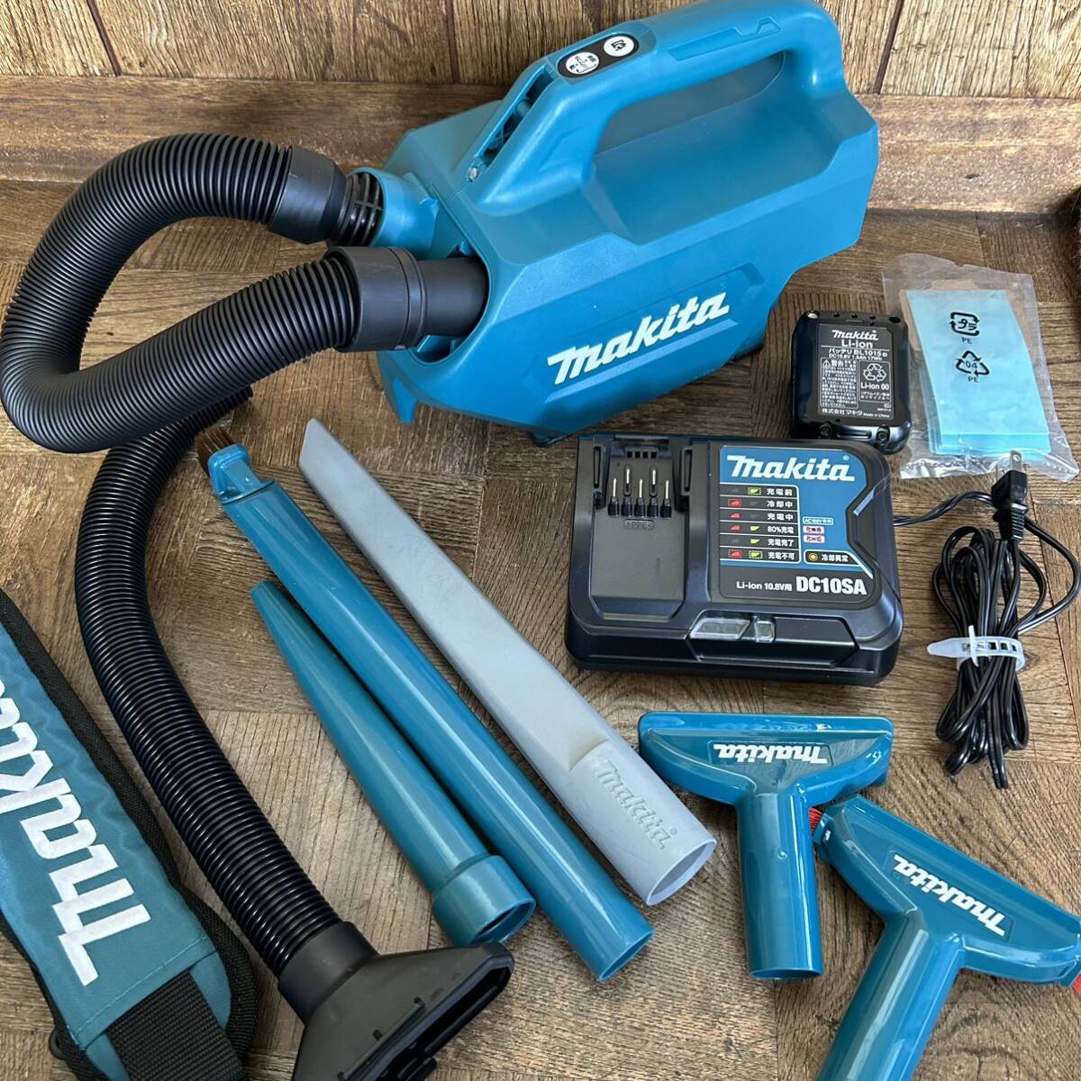 マキタ 充電式クリーナ CL121D makita 充電器 バッテリー 掃除機 Makita ハンディークリーナ_画像1