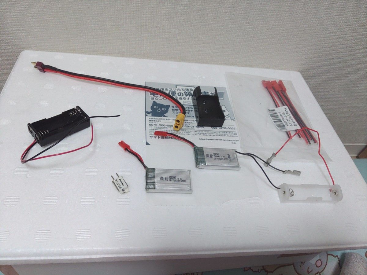 ラジコンリポバッテリー1セル（1～二回使ったがジャンク）、バッテリー器具系統（未使用）、電池ボックス（ジャンク）他
