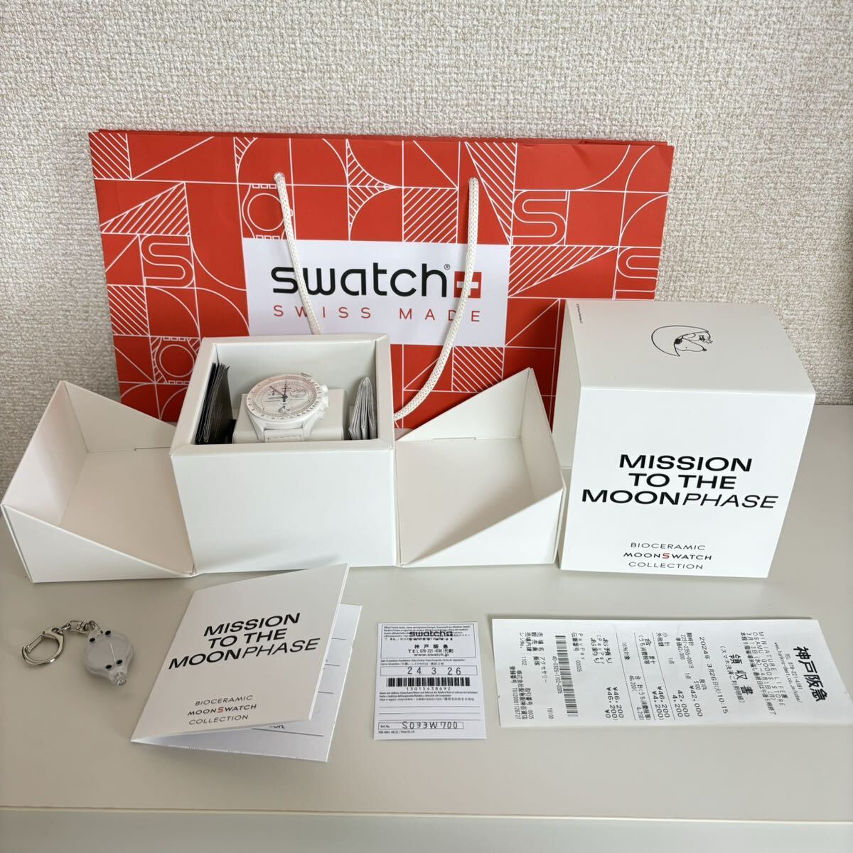 Snoopy x OMEGA x Swatch BIOCERAMIC MoonSwatch Mission To The Moonphase Whiteムーンスウォッチ クォーツ スヌーピーの画像1