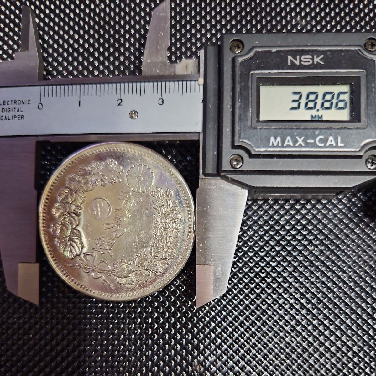 明治9年貿易銀極美品の一円銀貨の出品です。ご覧いただき有り難うございます、ゆっくりとご検討下さいませ。_画像6