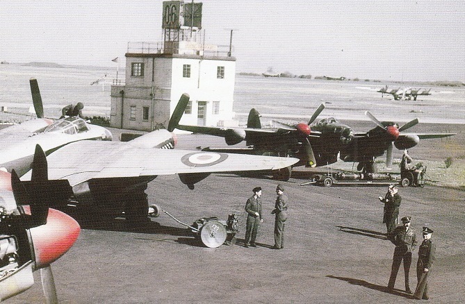 さんけい 1/144 管制塔 type-B（旧式／飛行場監視棟）グライダー付き _実際の基地で撮影された監視棟写真