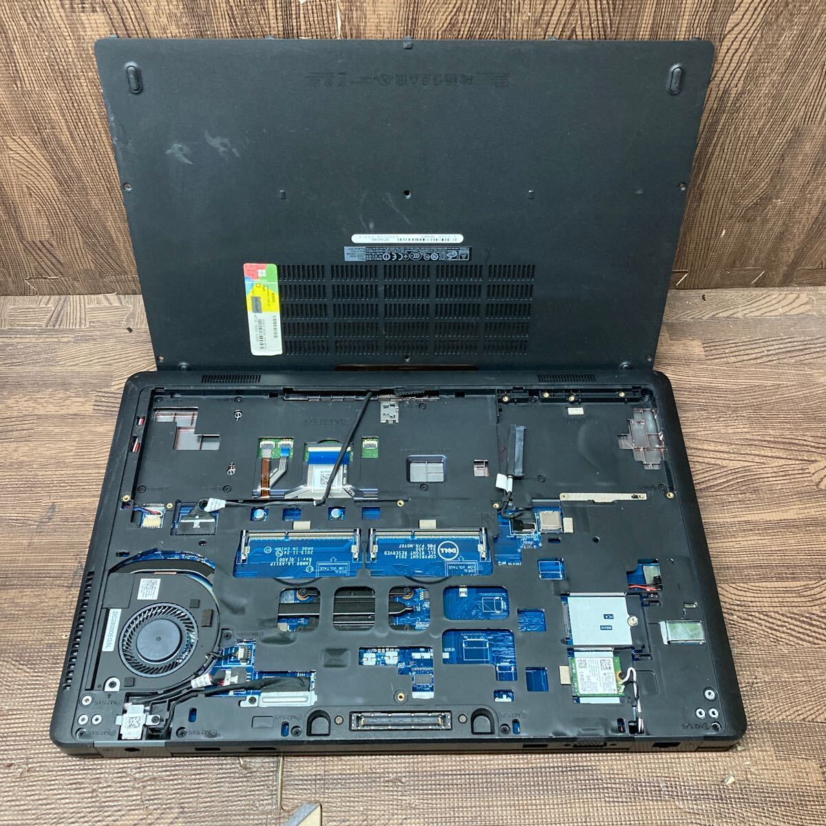 MY3-134 激安 ノートPC DELL Latitude E5550 P37F Core i5 5200U 2.20GHz バッテリー欠品 BIOS立ち上がり確認済み ジャンク_マウンタなし　カバーネジ、バッテリー欠品