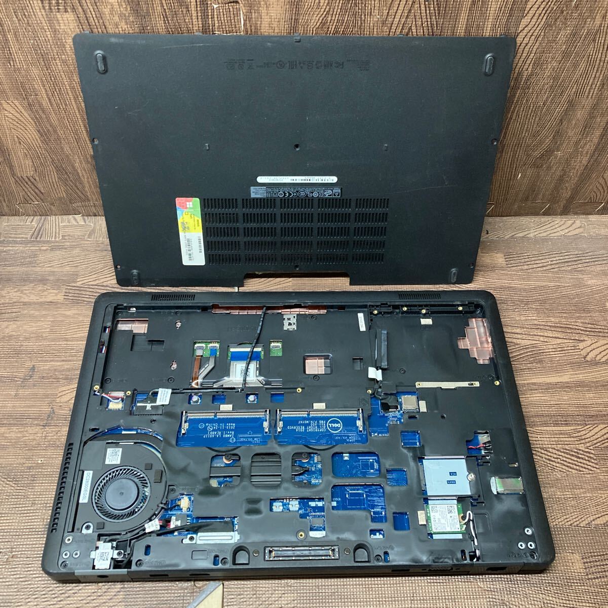 MY3-139 激安 ノートPC DELL Latitude E5550 P37F Core i5 5200U 2.20GHz バッテリー欠品 BIOS立ち上がり確認済み ジャンク_マウンタなし 足ゴムかけ、バッテリー欠品