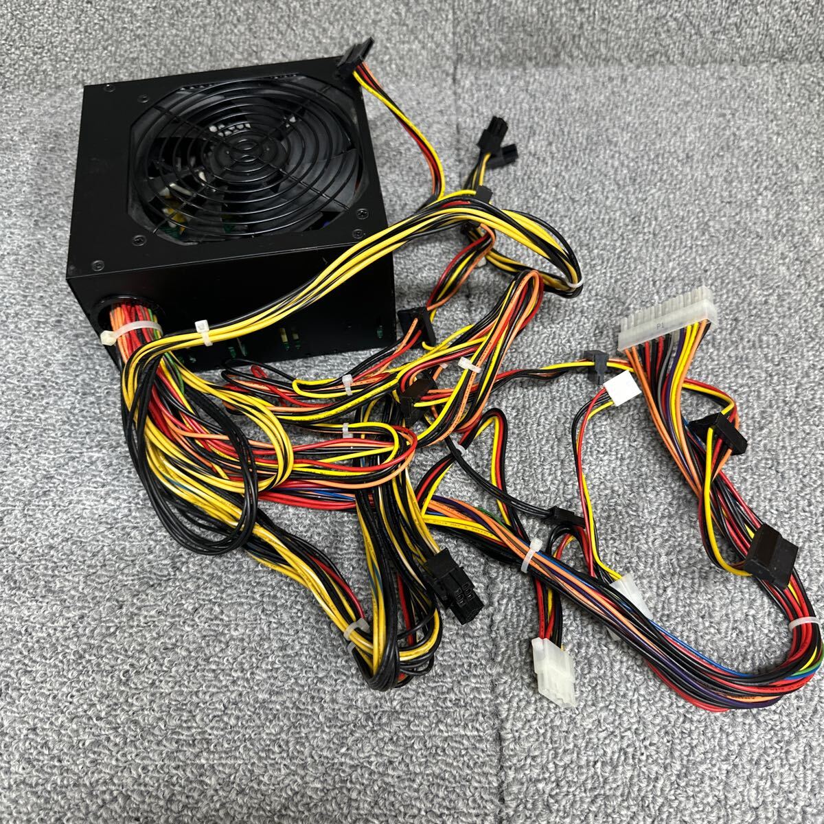 DB3-112 激安 PC 電源BOX FSP FSP700-80EGN 700W 80PLUS GOLD 電源ユニット 電源テスターにて電圧確認済み 中古品_画像4