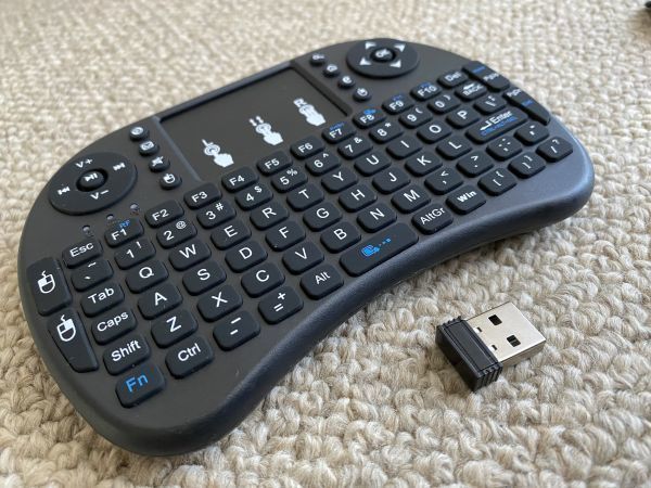 ミニ キーボード 黒色 ワイヤレス 2.4GHz 英語 92キー タッチパッド搭載 USBレシーバー 単四電池x2駆動型_画像1