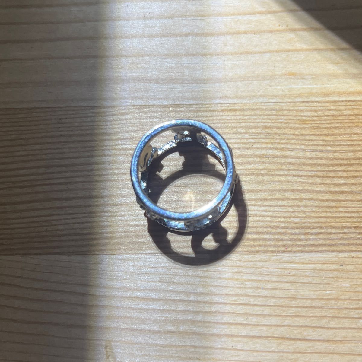 GUESS 指輪　リング　透かしロゴ　ユニセックス リング シルバー アクセサリー シルバーリング