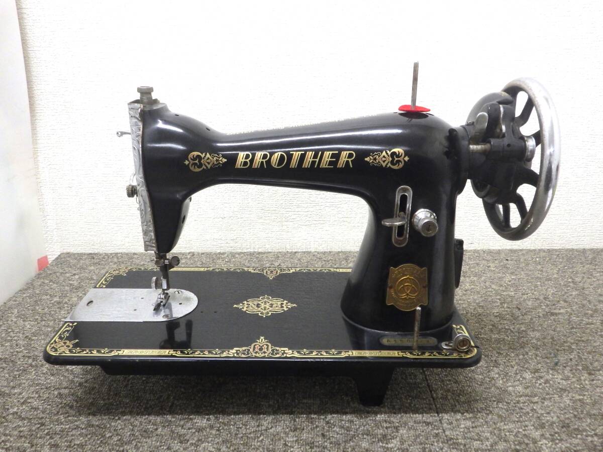 【送料無料】Sh0306-01◯BROTHER ブラザー アンティーク ミシン Brother Sewing Machine 黒ミシン レトロ ハンドクラフト ジャンク_画像1