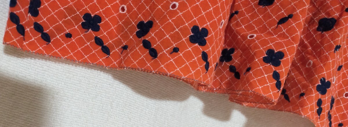 ミナペルホネン/Candy Flower ブラウス*総刺繍*コットン*ブラッドオレンジ、ネイビー、白_裾はギザギザになってます。