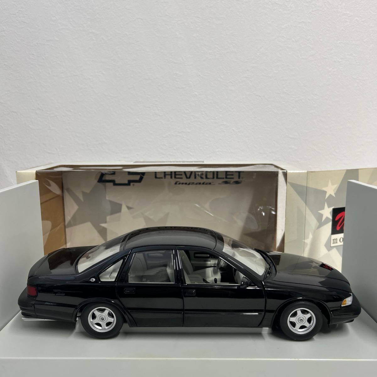 UT MODELS 1/18 Chevrolet Impala SS 1996 Black シボレー インパラ ブラック ローライダー アメ車 ミニカー モデルカー_画像9