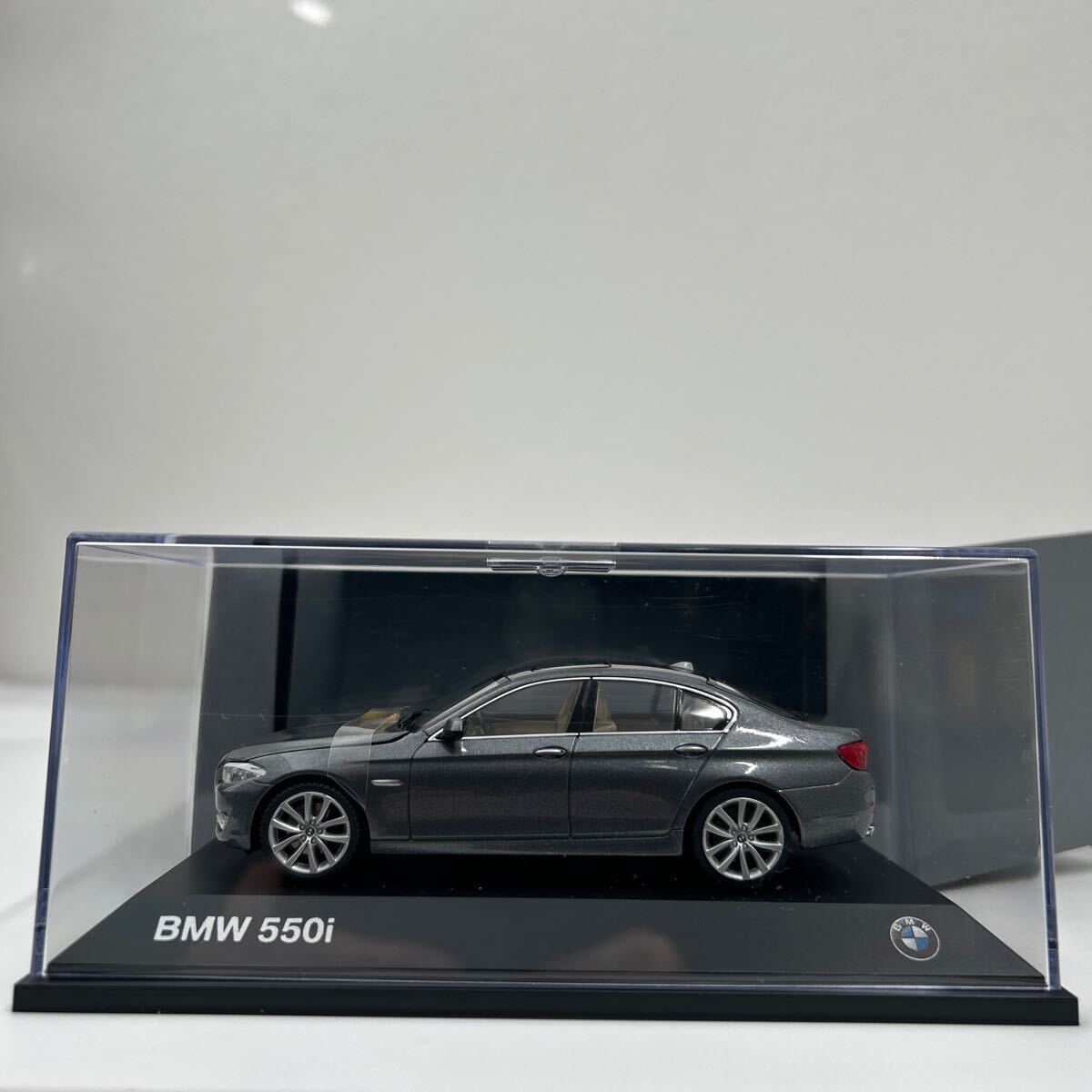 BMW ディーラー特注 Schuco 1/43 550i F10 5シリーズ セダン 前期 ミニカー モデルカー 5er 523 528_画像2