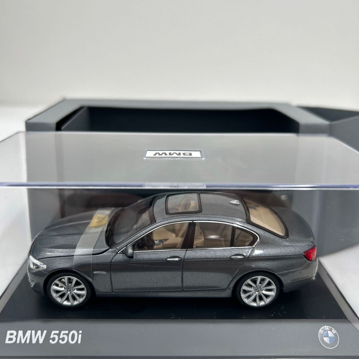 BMW ディーラー特注 Schuco 1/43 550i F10 5シリーズ セダン 前期 ミニカー モデルカー 5er 523 528_画像3