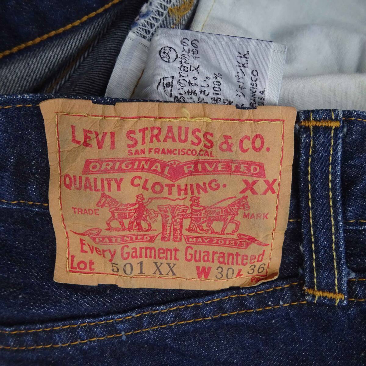 良品　米国製　LEVIS リーバイス 501XX ジーンズ555 デニムパンツ バレンシア工場 98年製 W30インチビックE赤耳糸2色_画像3