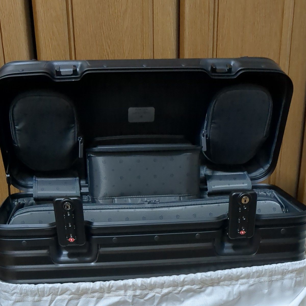 正規品 未使用 RIMOWA オリジナル パイロット 4輪 黒 ブラック 正規品 未使用 RIMOWA オリジナル パイロット 4輪 黒 ブラック