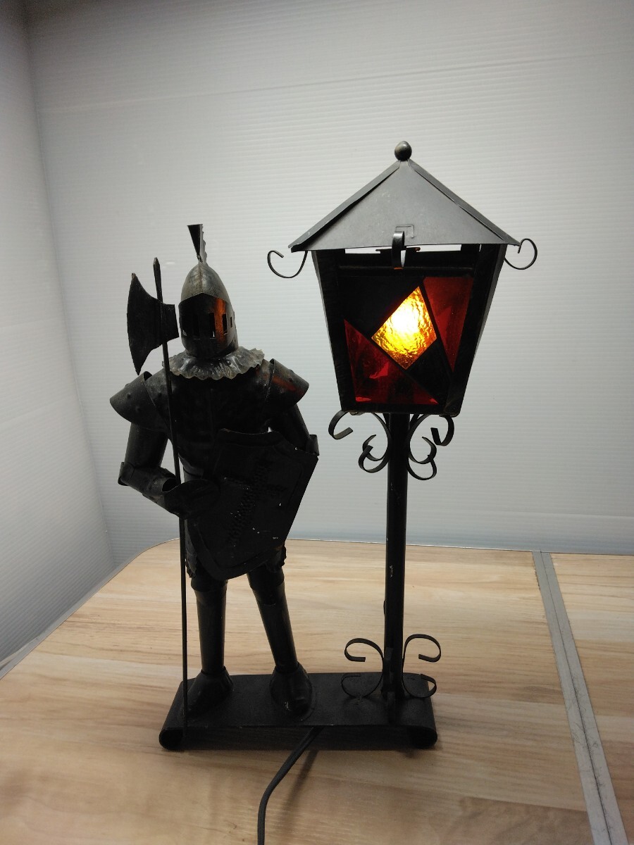 当時物 レトロ 騎士 兵隊 ブリキ テーブルランプ ステンドグラス アンティーク 照明 インテリア 卓上ランプ 飾り物 置物の画像2