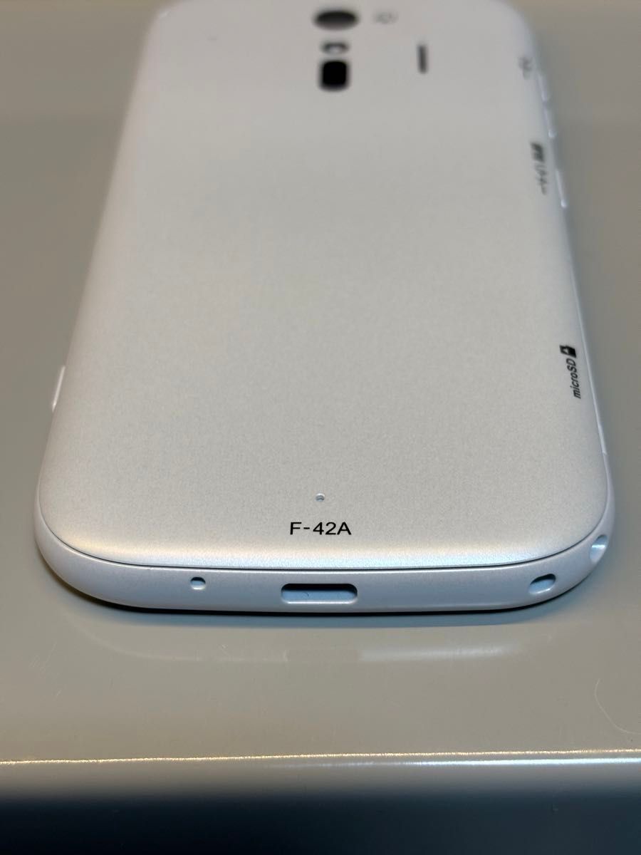 美品 F-42A ホワイト docomo 富士通 らくらくスマートフォン　Android スマホ　動作確認済み液晶傷なし