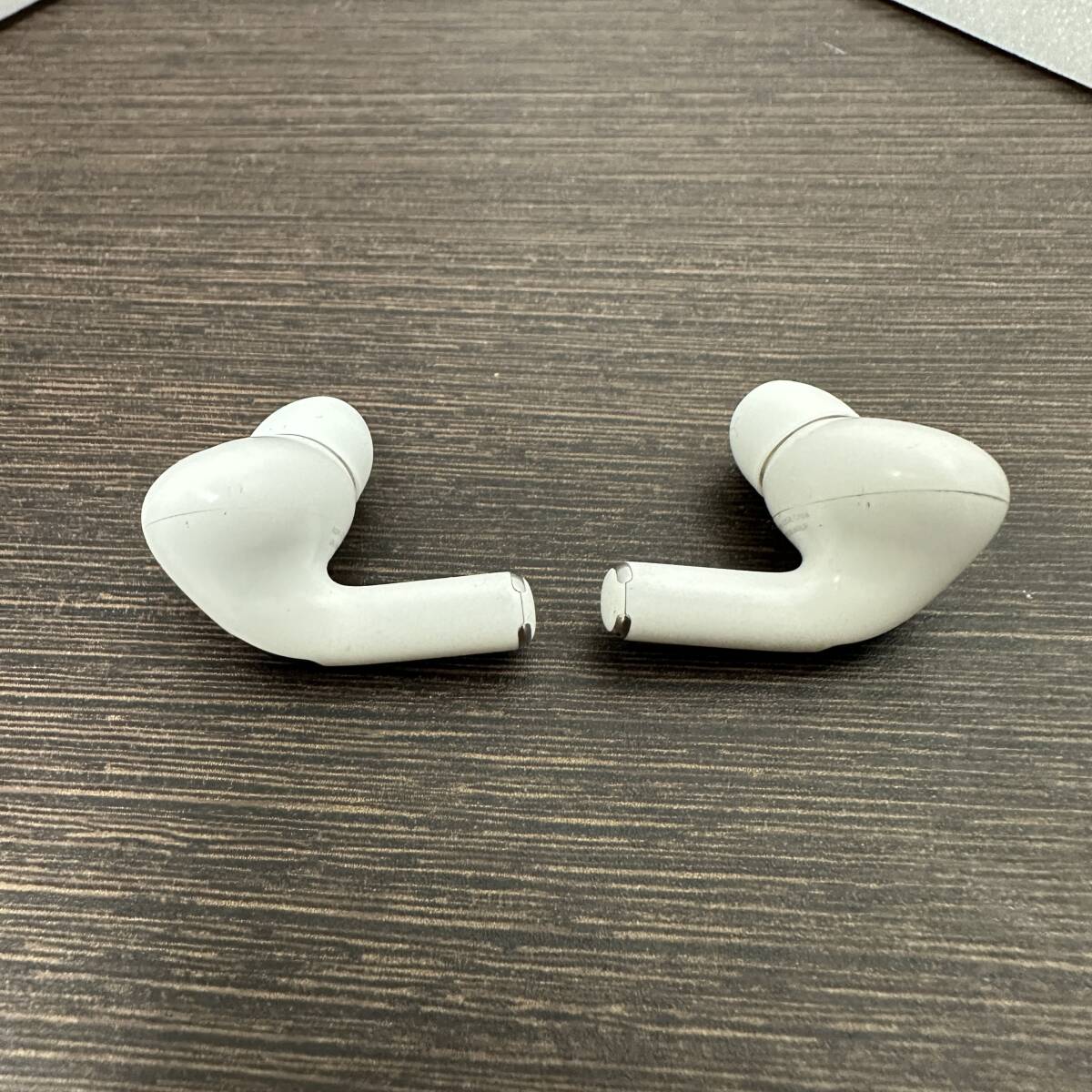 ☆★H1587【送料込み】Apple AirPods Pro MQD83J/A A2700 A2698 A2699 第2世代 AirPods Pro MagSafe 充電ケース ケーブル・箱付きの画像3