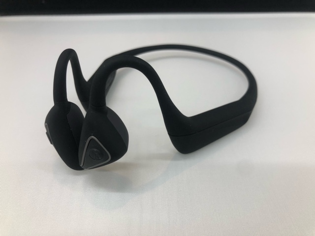 ☆U658☆送料無料 美品 メーカー保証2025年3月2日まで audio-technica 軟骨伝導ヘッドホン ATH-CC500BT Bluetooth ワイヤレスイヤホン 黒_画像2