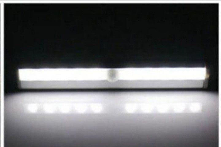 ３本セット【電球色】LEDセンサーライト　人感センサー　電池式　室内 エアパッキン