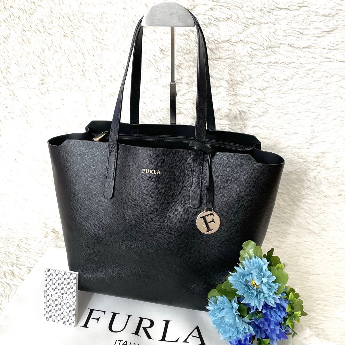 極美品☆FURLA フルラ サリー トートバッグ 肩掛け ブラック 大容量 レザー ハンドバッグ ロゴ チャーム ゴールド A4可