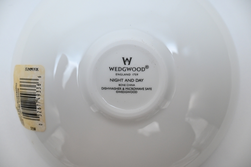 WEDGWOOD [ウェッジウッド] 伝統の英国製■ナイト＆デイ [カップ&ソーサー] 2客 セット■大人の女性 ホワイト 栞 未使用 紙箱入り №9601■_画像9