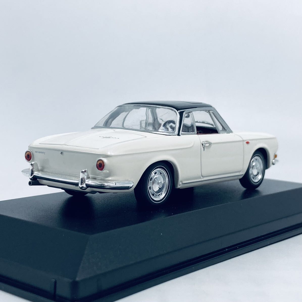 絶版品 希少モデル MINICHAMPS ミニチャンプス 1/43 1966年型 Volkswagen フォルクスワーゲン Karmann Ghia カルマンギア 1600 ホワイト_画像4