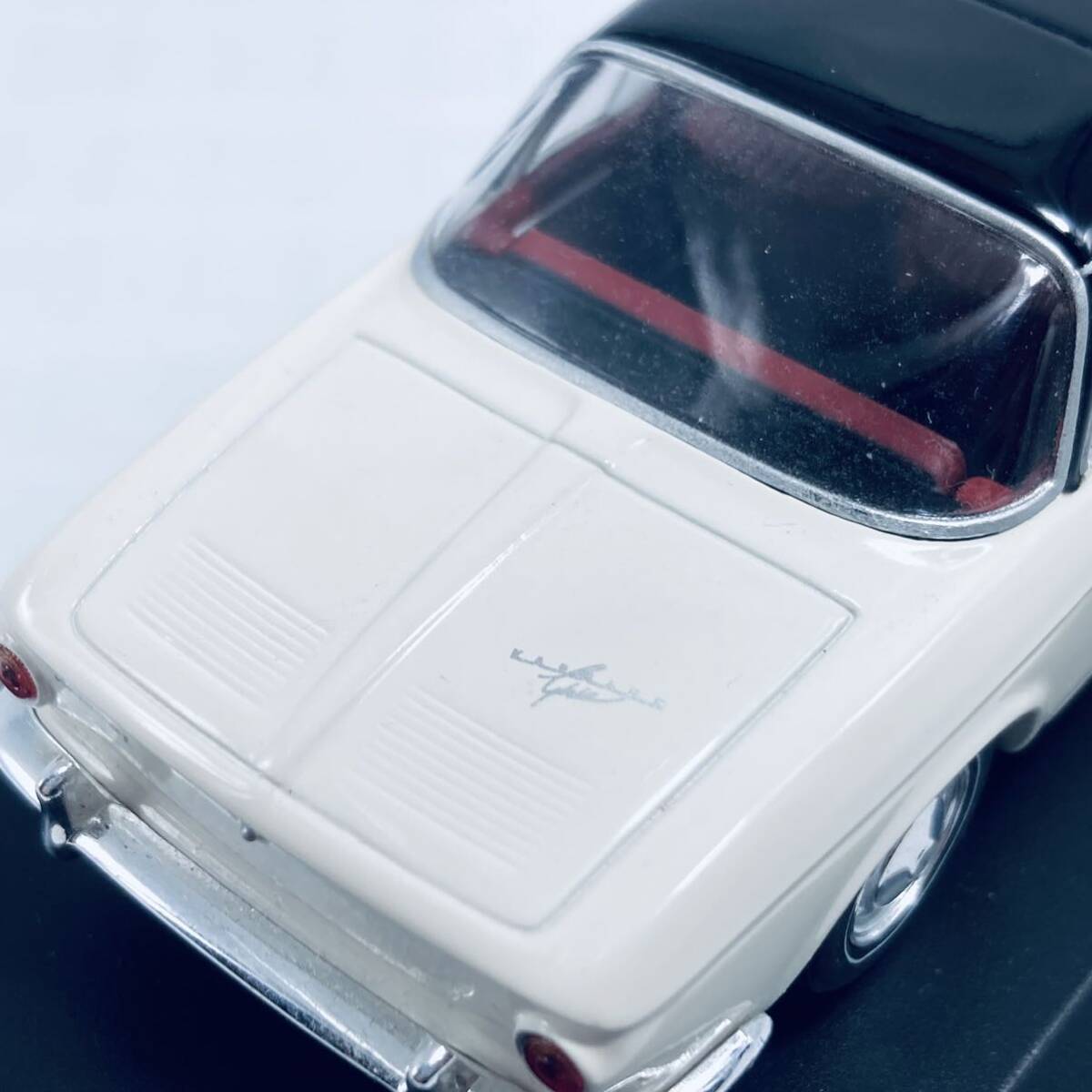 絶版品 希少モデル MINICHAMPS ミニチャンプス 1/43 1966年型 Volkswagen フォルクスワーゲン Karmann Ghia カルマンギア 1600 ホワイト_画像7