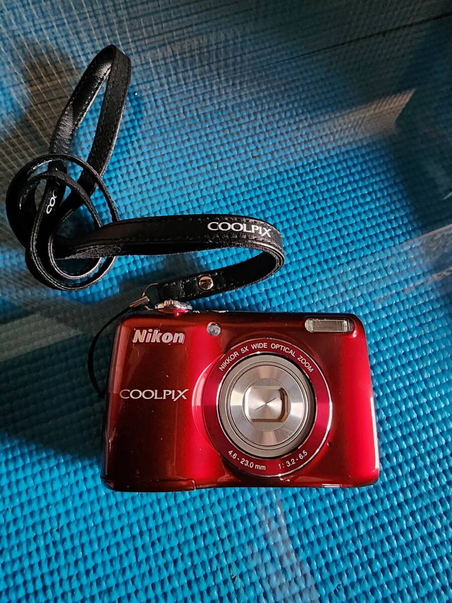 美品 単三電池2本使用 コンパクトデジカメ Nikon COOLPIX L26 レッド_画像2