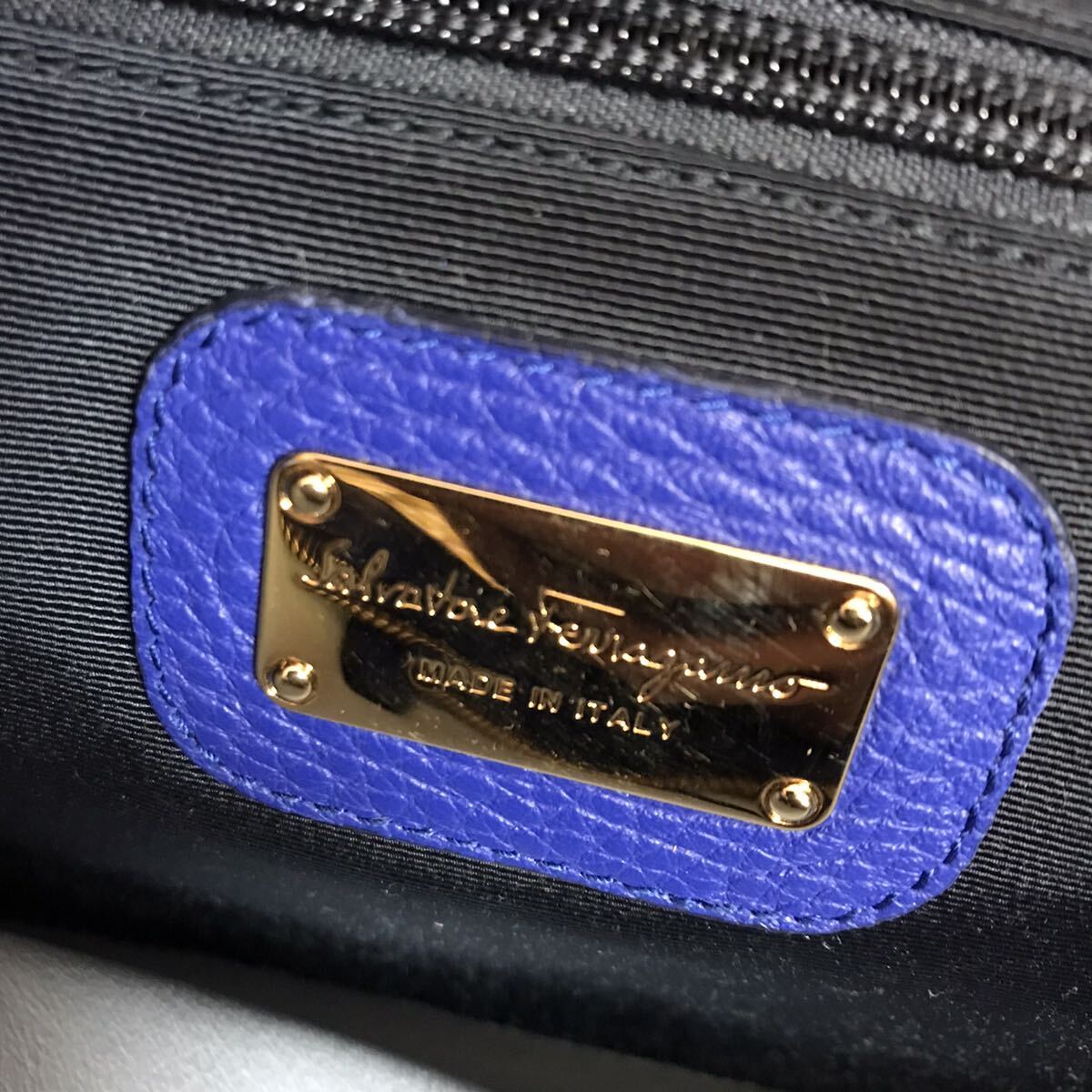 極美品/大容量●フェラガモ Salvatore Ferragamo トートバッグ 肩掛け ガンチーニ金具 メンズ ビジネス A4 希少色 青 ブルー レザー 本革_画像10