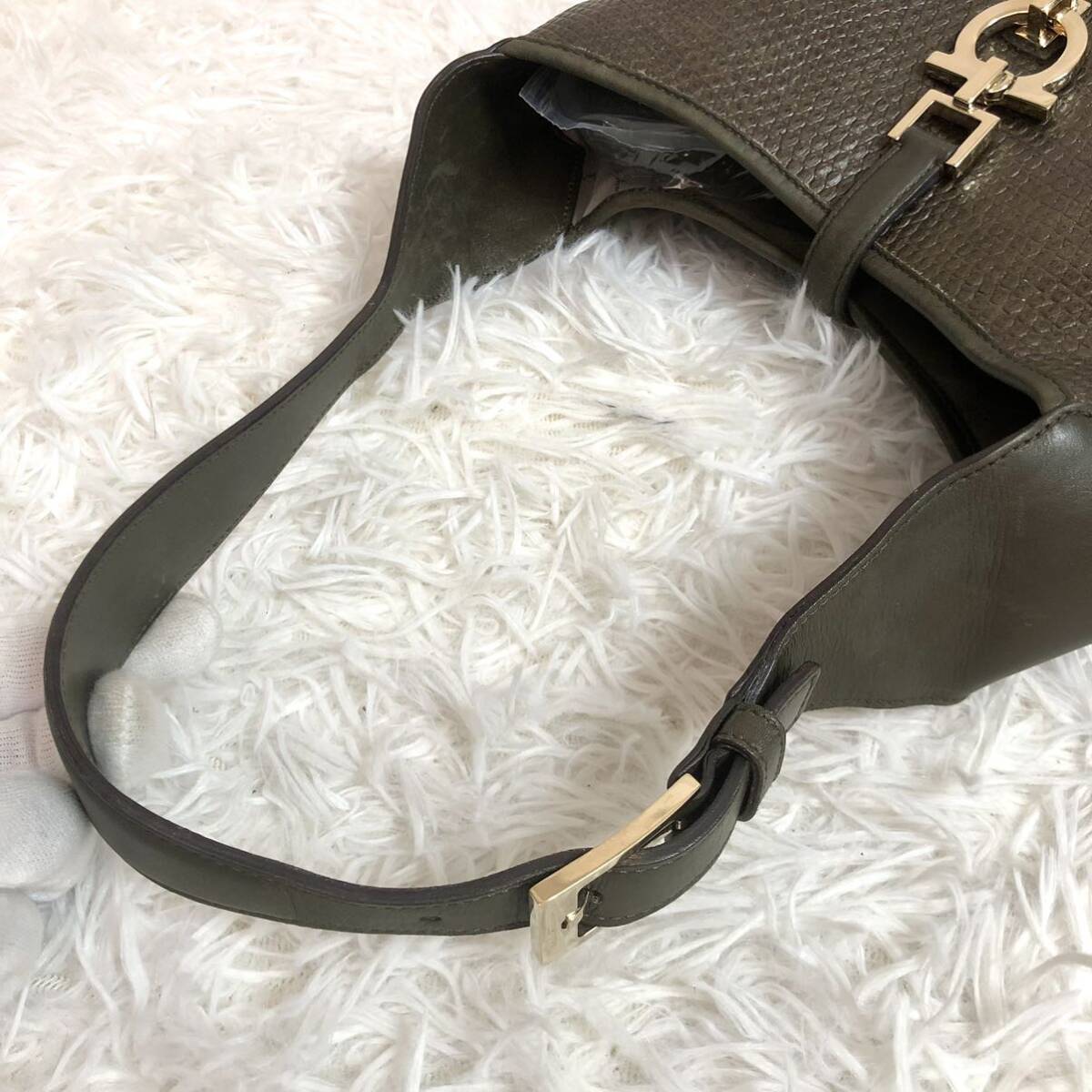 極美品/希少●フェラガモ Salvatore Ferragamo ハンドバッグ ショルダーバッグ ボーボー リザード型押し ガンチーニ 金具 カーキ レザー_画像6