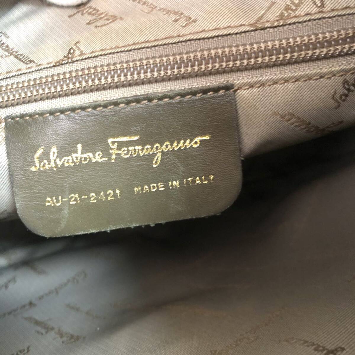 極美品/希少●フェラガモ Salvatore Ferragamo ハンドバッグ ショルダーバッグ ボーボー リザード型押し ガンチーニ 金具 カーキ レザー_画像10