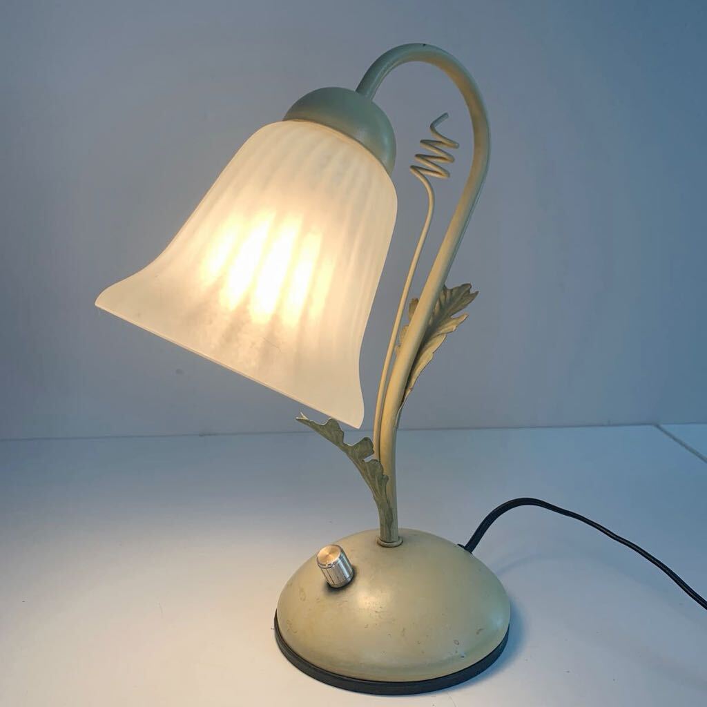 照明 ランプ テーブルランプ ライト スタンドライト 卓上ライト 調光 ガラスシェード 鉄製 インテリア ビンテージ レトロ 当時物 古道具の画像3