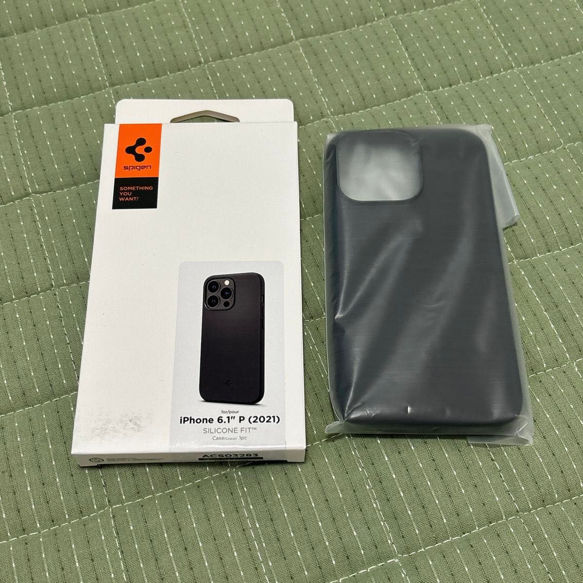 Spigen iPhone13Proケース シリコン 衝撃吸収  4重構造 指紋防止 擦り傷防止 レンズ保護 超薄型 超軽量