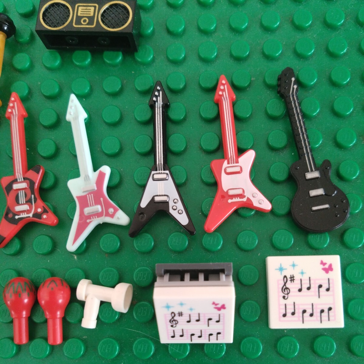 LEGO レゴ　楽器セット　ギター　マイク　ラジカセ　マラカス　サックス　ギターケース　楽譜_画像3