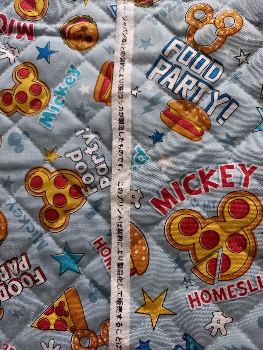 ミッキーオックス生地キルティングハギレ　生地巾×35㎝　水色　ピザ&ハンバーガー柄　 ディズニー 