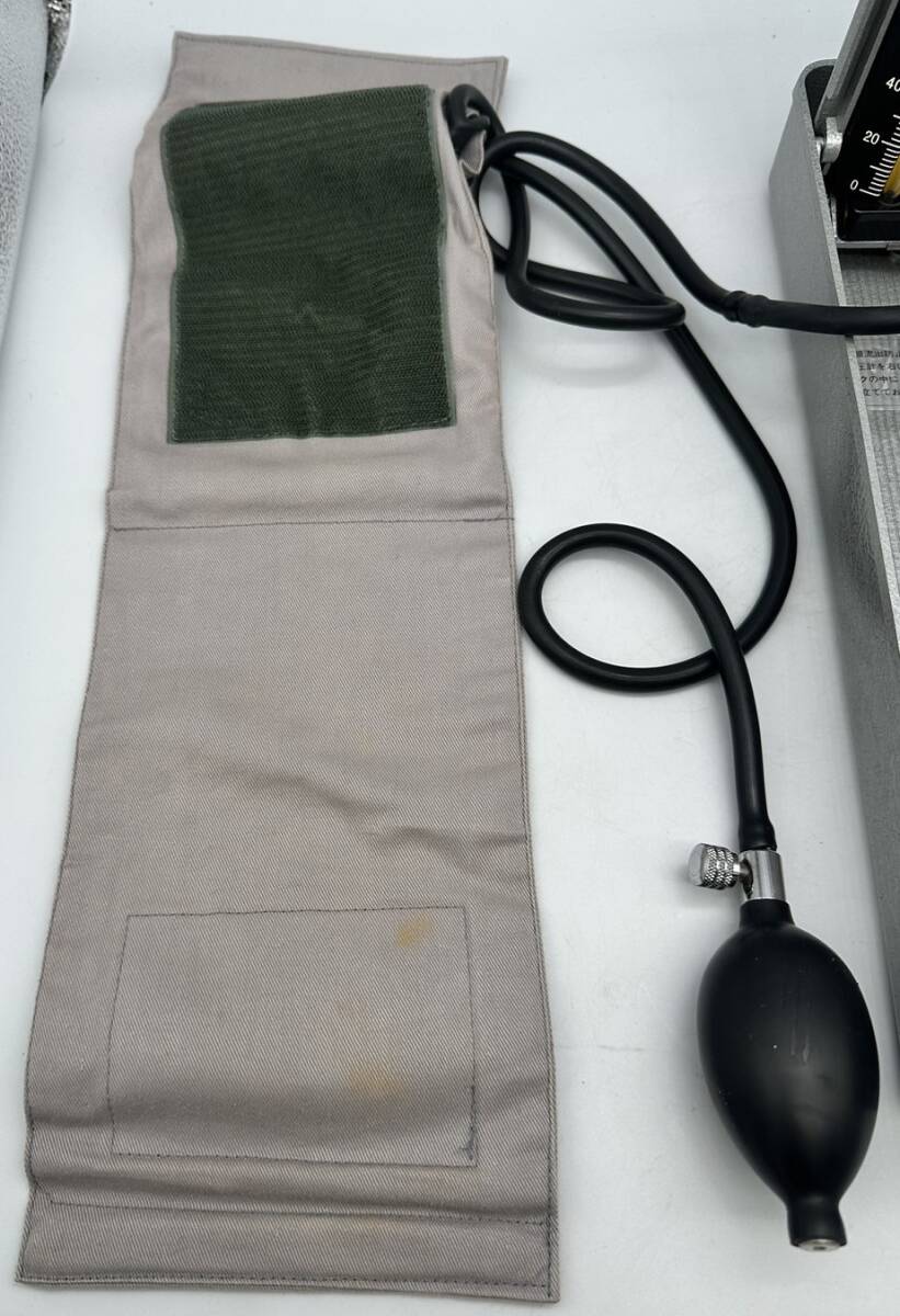 y818TT [1 jpy start ] hemadynamometer SANSEI SPHYGMO MANOMETER JAPAN manually operated medical care equipment rice field middle industry corporation retro operation not yet verification 